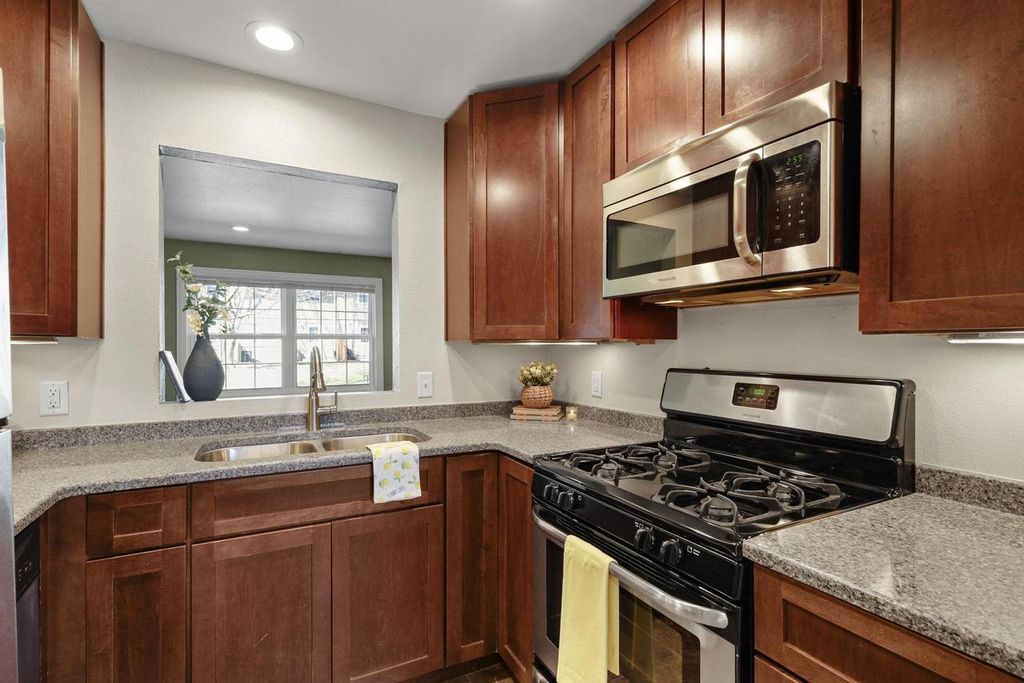 Photo of 1309 Tompkins DRIVE #D, Madison, WI 53716 (MLS # 2017036)