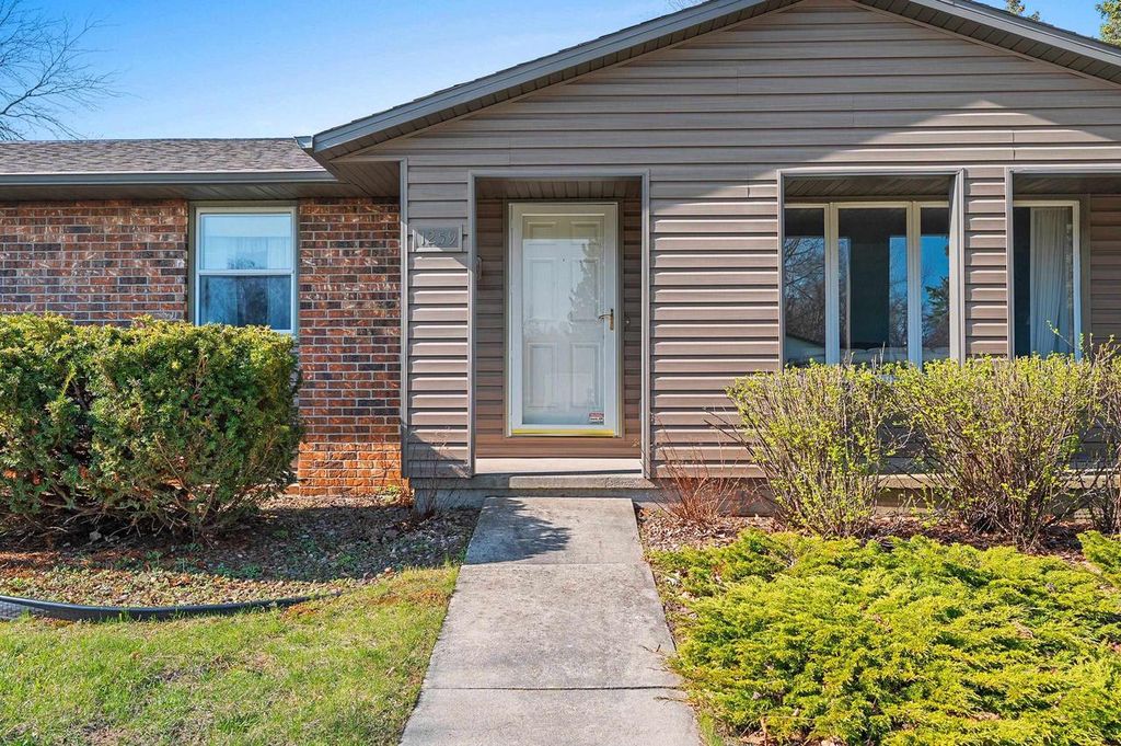 Photo of 1259 Swan COURT, Green Bay, WI 54313 (MLS # 50324226)