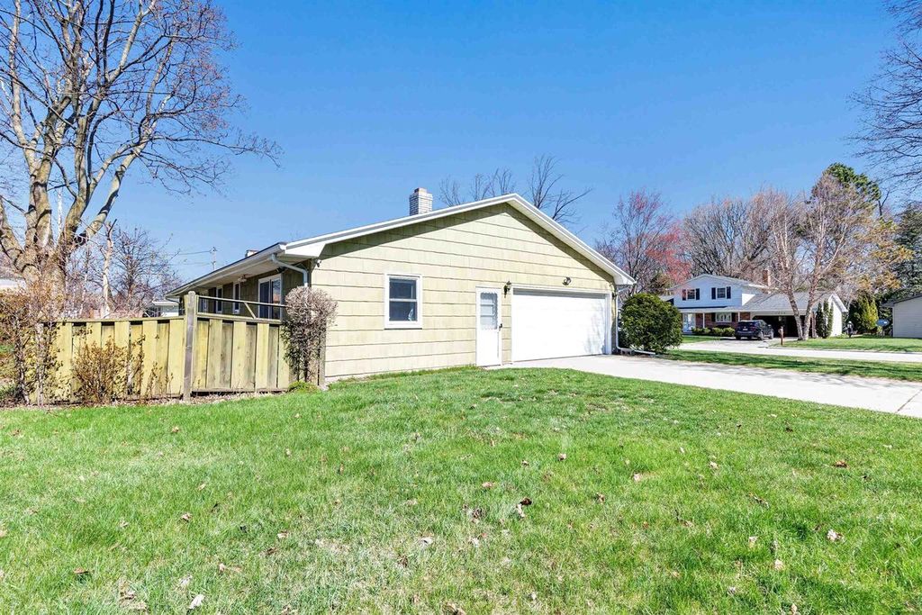 Photo of 1715 Beaver Dam DRIVE, Green Bay, WI 54304 (MLS # 50324141)