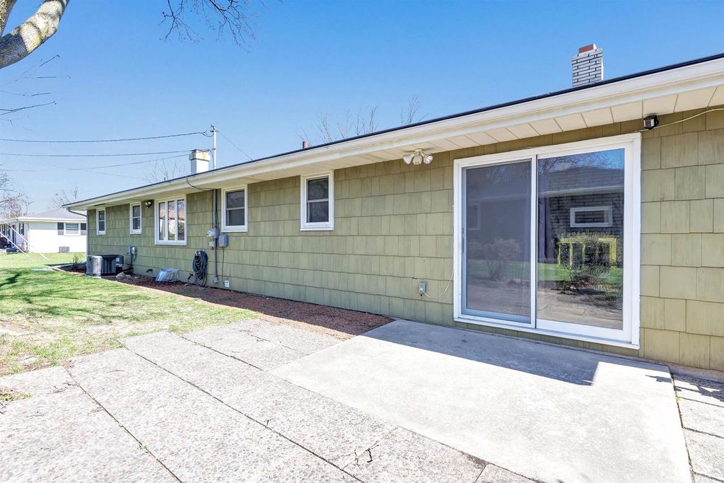 Photo of 1715 Beaver Dam DRIVE, Green Bay, WI 54304 (MLS # 50324141)