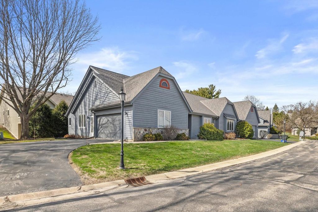 Photo of 308 King William COURT SOUTH COURT S, Waukesha, WI 53186 (MLS # 1954569)