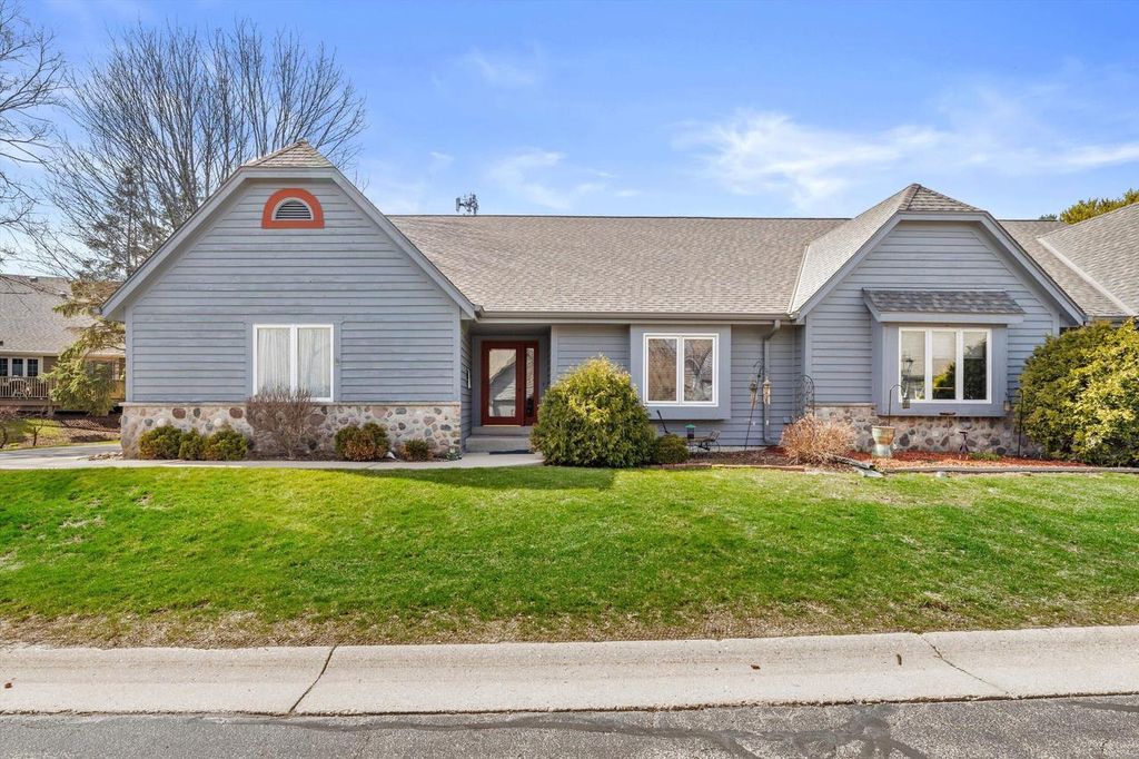 Photo of 308 King William COURT SOUTH COURT S, Waukesha, WI 53186 (MLS # 1954569)