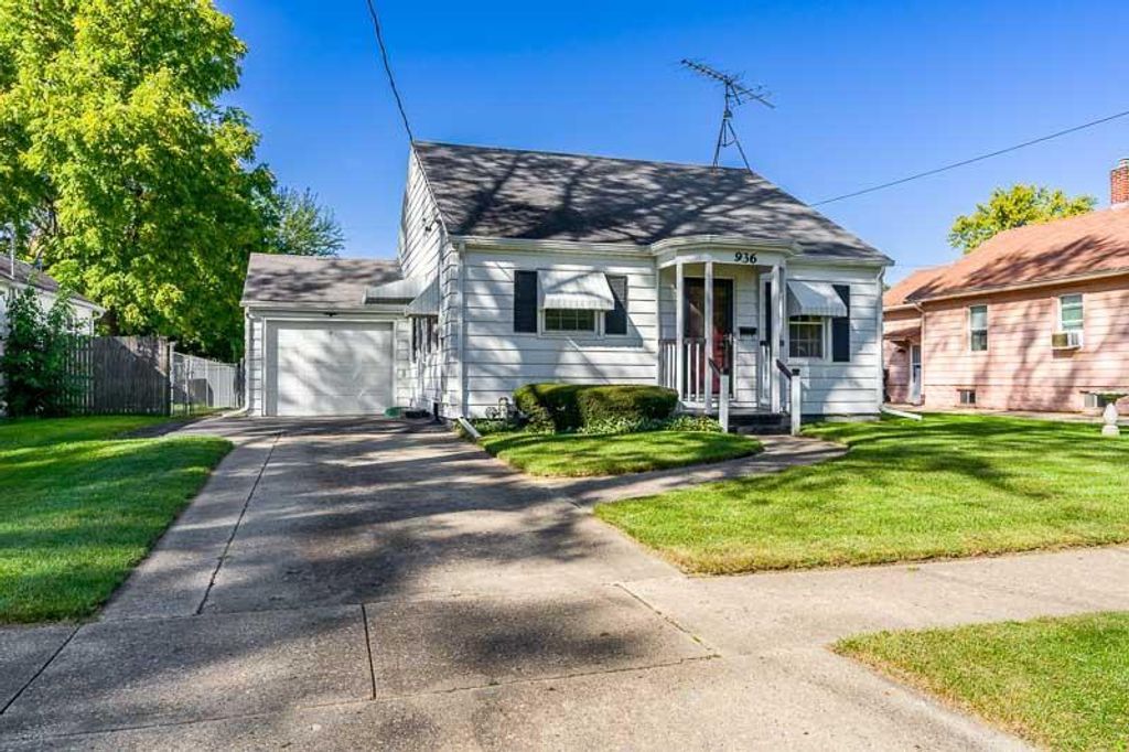 Photo of 7216 N Mohawk AVENUE, Milwaukee, WI 53217 (MLS # 1945064)