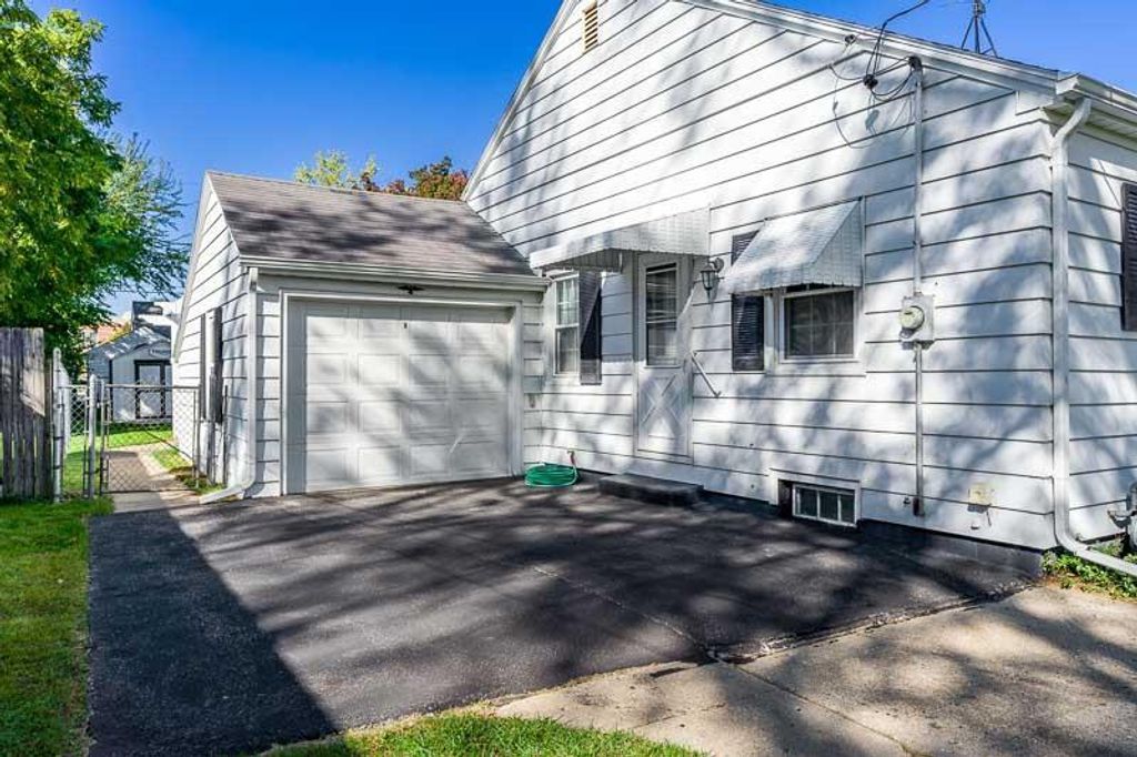 Photo of 7216 N Mohawk AVENUE, Milwaukee, WI 53217 (MLS # 1945064)