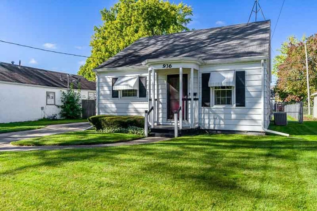 Photo of 7216 N Mohawk AVENUE, Milwaukee, WI 53217 (MLS # 1945064)