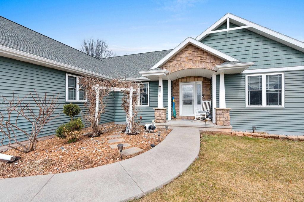 Photo of 833 Whispering WAY, Omro, WI 54963 (MLS # 50322358)