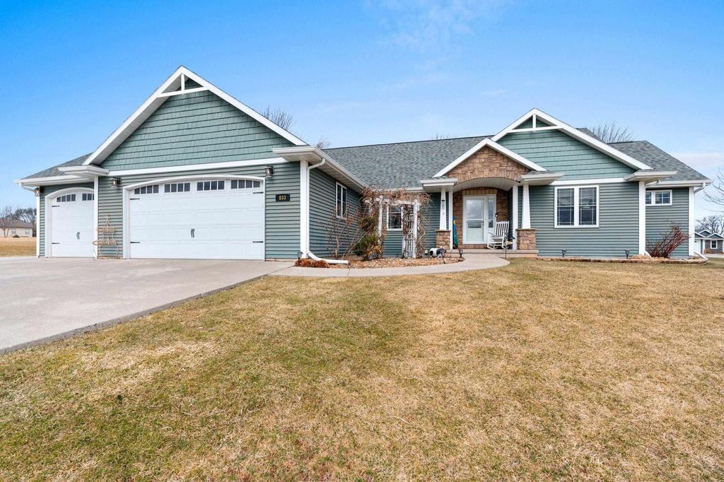 Photo of 833 Whispering WAY, Omro, WI 54963 (MLS # 50322358)