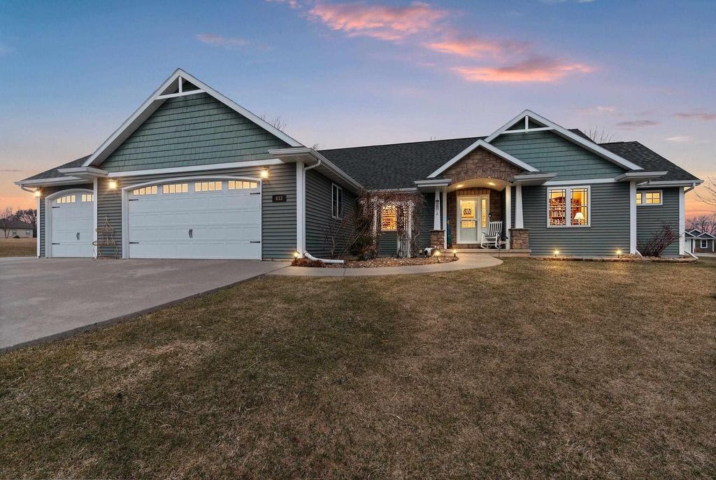 Photo of 833 Whispering WAY, Omro, WI 54963 (MLS # 50322358)
