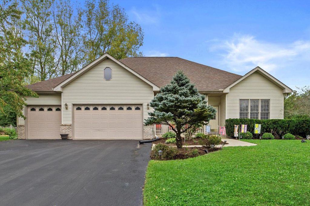 Photo of 1010 Marti COURT, Silver Lake, WI 53170 (MLS # 1943337)