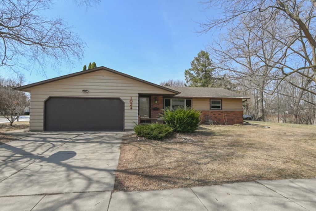 Photo of 1024 Edgewood DRIVE, Green Bay, WI 54311 (MLS # 50322985)
