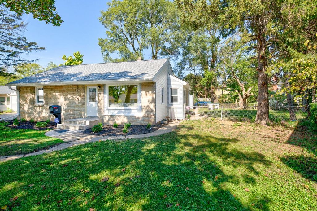 Photo of 2230 W Neil PLACE, Milwaukee, WI 53209 (MLS # 1938745)