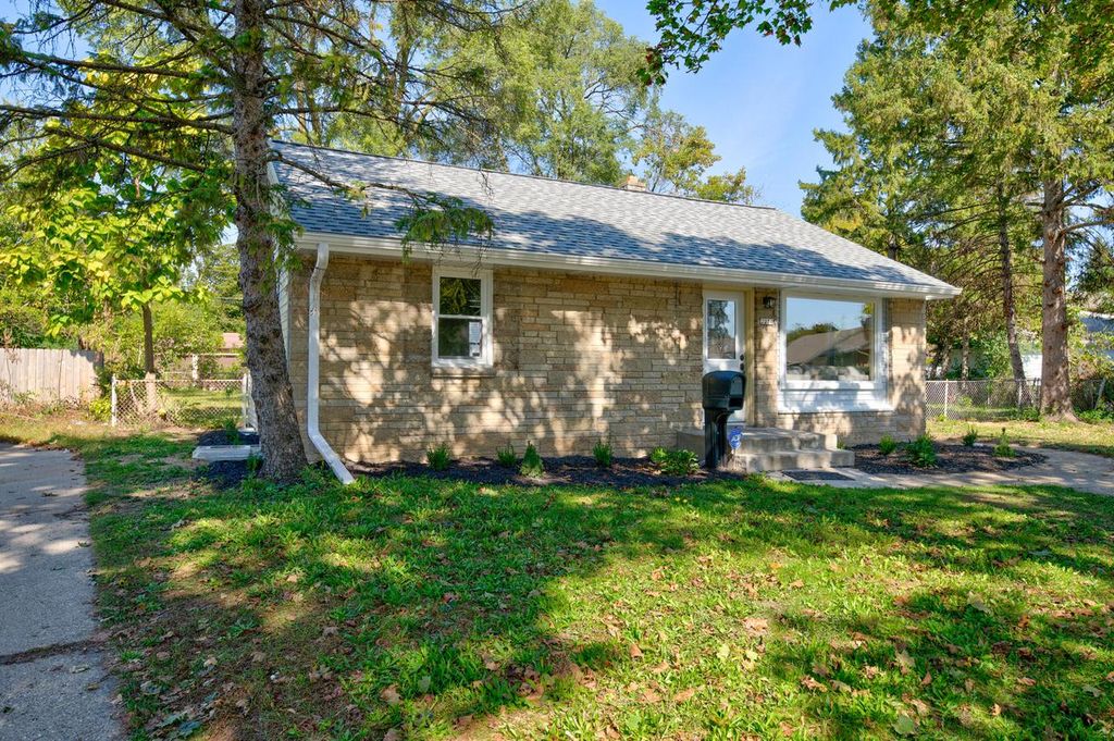 Photo of 2230 W Neil PLACE, Milwaukee, WI 53209 (MLS # 1938745)