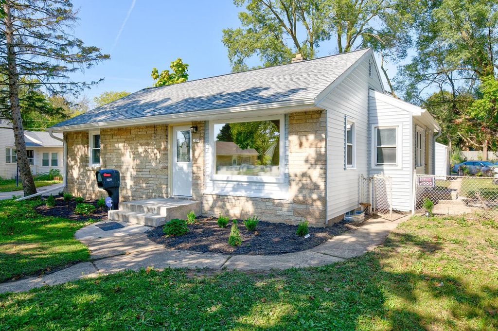 Photo of 2230 W Neil PLACE, Milwaukee, WI 53209 (MLS # 1938745)