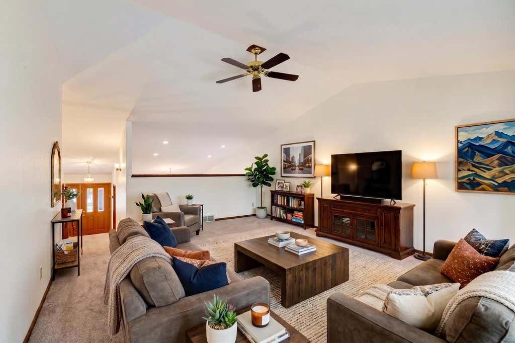 Photo of 7862 W Oakbrook CIRCLE, Madison, WI 53717 (MLS # 2030272)
