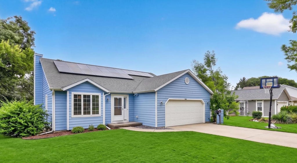 Photo of 7862 W Oakbrook CIRCLE, Madison, WI 53717 (MLS # 2030272)