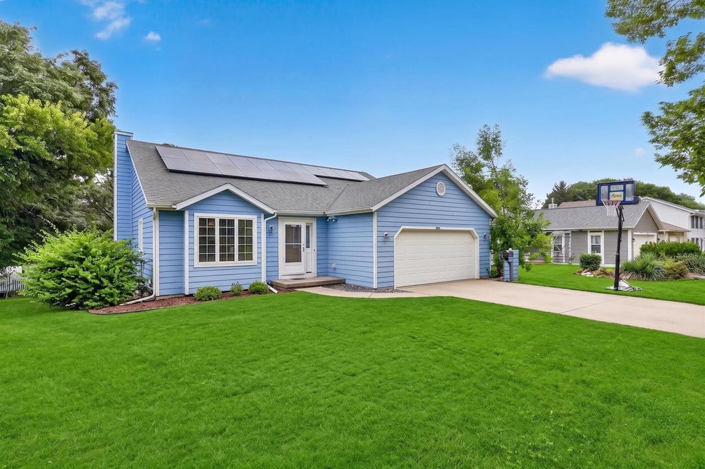 Photo of 7862 W Oakbrook CIRCLE, Madison, WI 53717 (MLS # 2030272)
