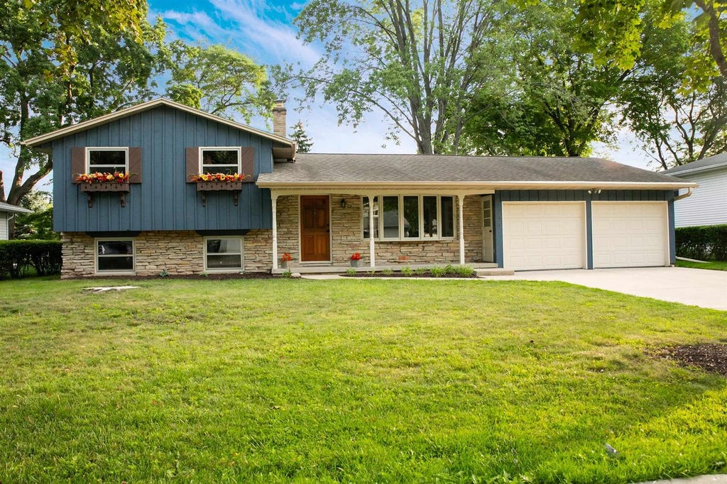 Photo of 1255 April LANE, Green Bay, WI 54304 (MLS # 50332717)