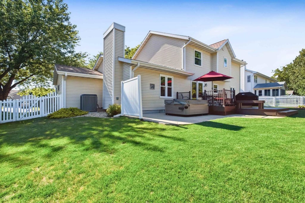 Photo of 412 Bonnie ROAD, Cottage Grove, WI 53527 (MLS # 2028103)