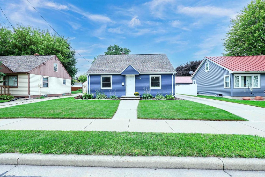 Photo of 1715 E College AVENUE, Appleton, WI 54915 (MLS # 50332956)