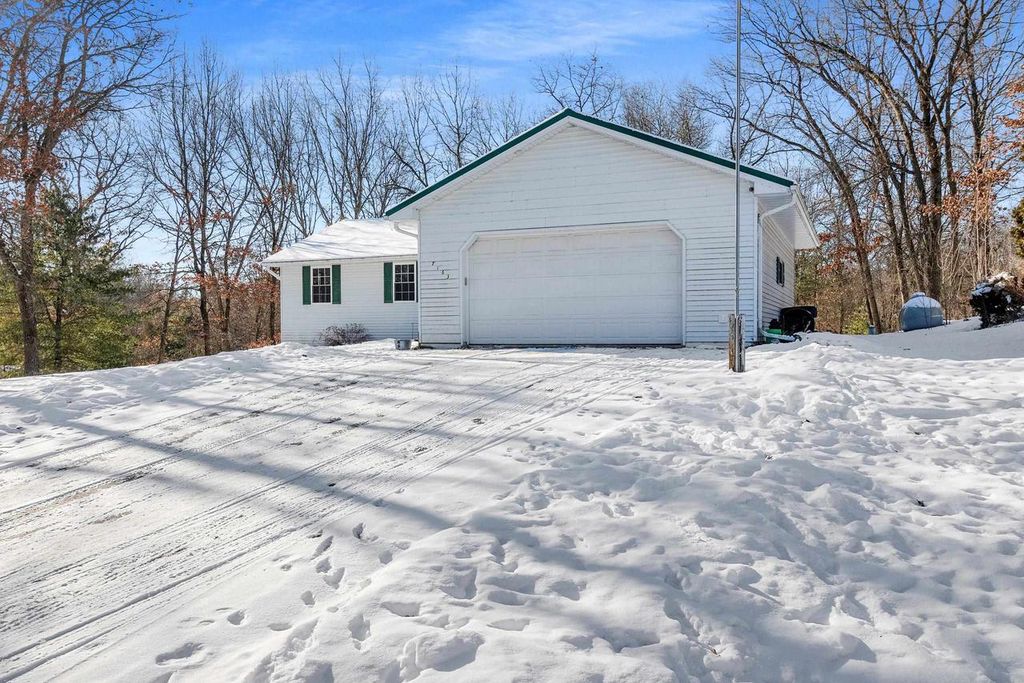 Photo of N7163 Cozy Oak CIRCLE, Shawano, WI 54166 (MLS # 50320392)