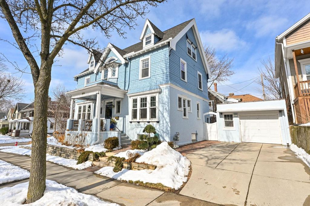 Photo of 1604 E Newport AVENUE, Milwaukee, WI 53211 (MLS # 1949926)