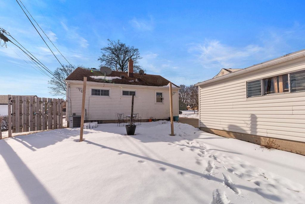 Photo of 3756 E Waterford PLACE, Saint Francis, WI 53235 (MLS # 1949703)