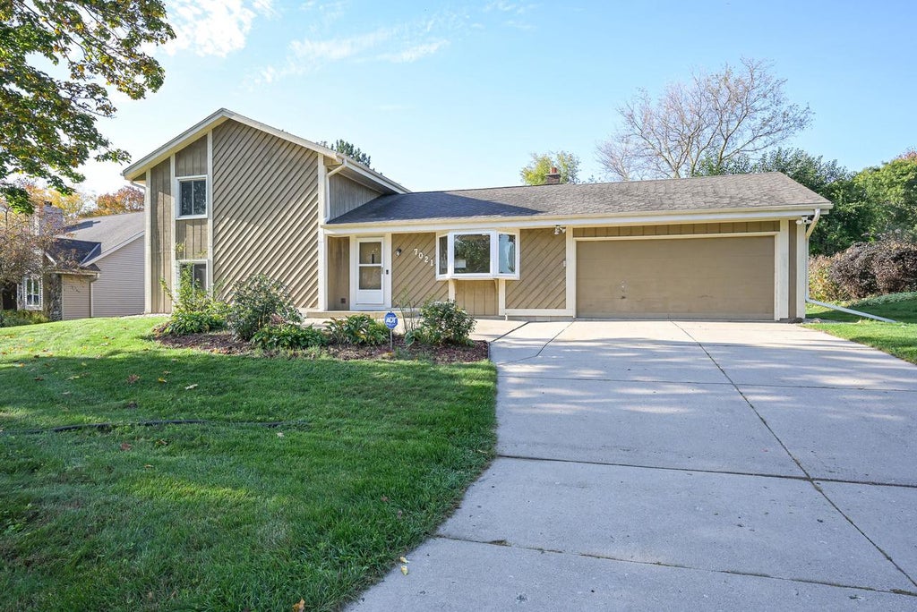 Photo of 7021 W Southview DRIVE, Franklin, WI 53132 (MLS # 1984604)