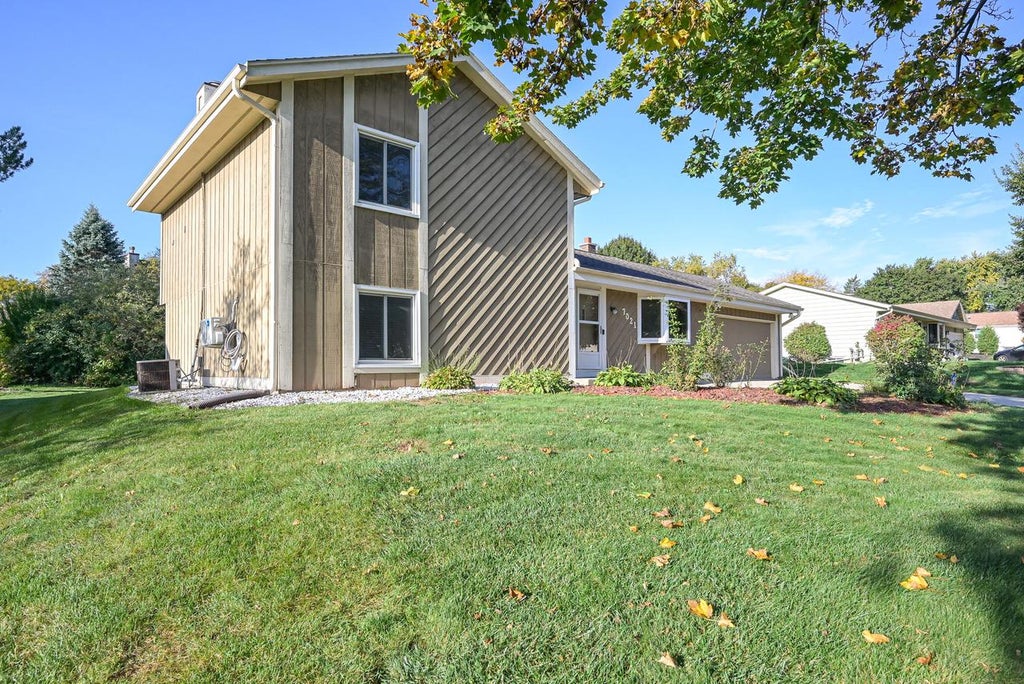 Photo of 7021 W Southview DRIVE, Franklin, WI 53132 (MLS # 1984604)
