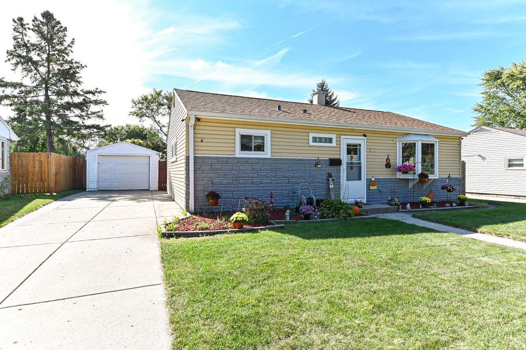 Photo of 6829 W Kinnickinnic River PARKWAY, Milwaukee, WI 53219 (MLS # 1939028)