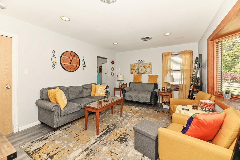 Photo of 6829 W Kinnickinnic River PARKWAY, Milwaukee, WI 53219 (MLS # 1939028)