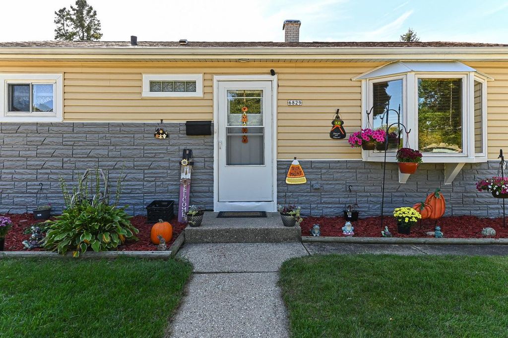 Photo of 6829 W Kinnickinnic River PARKWAY, Milwaukee, WI 53219 (MLS # 1939028)