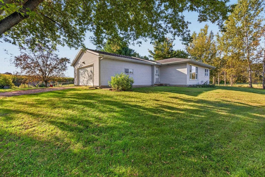 Photo of E7943 State Road 54, New London, WI 54961 (MLS # 50333621)