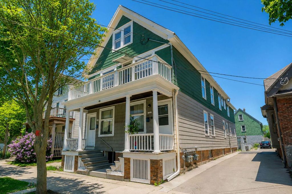 Photo of 1729 N Warren AVENUE #1731, Milwaukee, WI 53202 (MLS # 1964698)