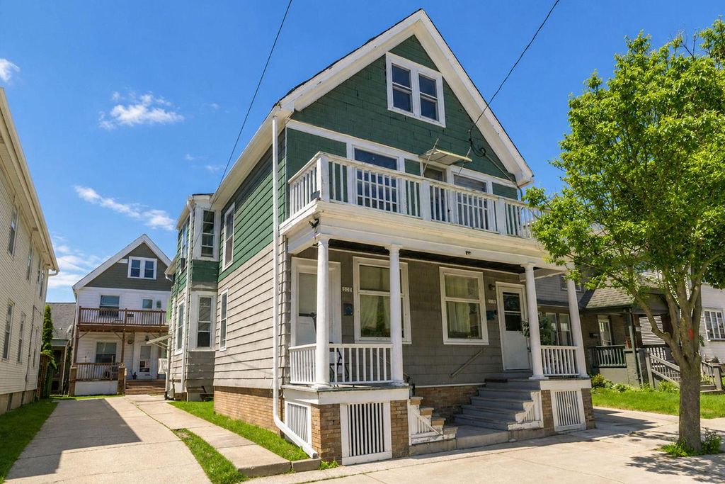 Photo of 1729 N Warren AVENUE #1731, Milwaukee, WI 53202 (MLS # 1964698)