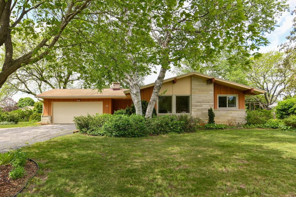 Photo of 4585 S Harland DRIVE, New Berlin, WI 53151 (MLS # 1960728)