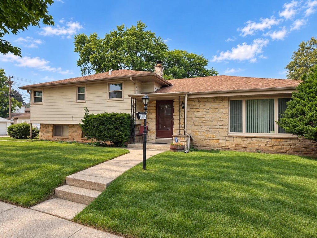 Photo of 8706 W Courtland AVENUE, Milwaukee, WI 53225 (MLS # 1981339)
