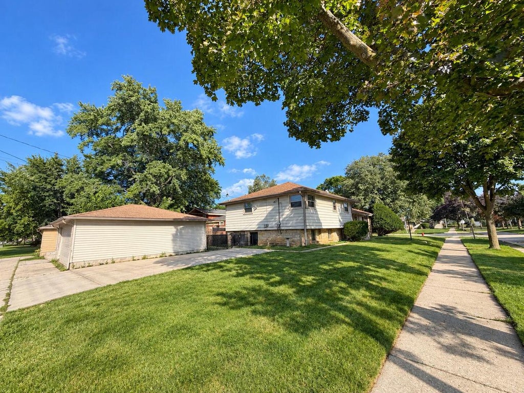Photo of 8706 W Courtland AVENUE, Milwaukee, WI 53225 (MLS # 1981339)