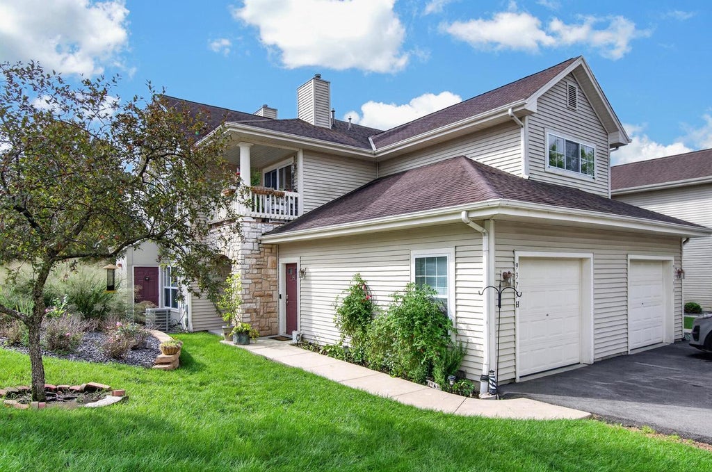 Photo of 9375 S Cobblestone WAY #H, Franklin, WI 53132 (MLS # 1982032)