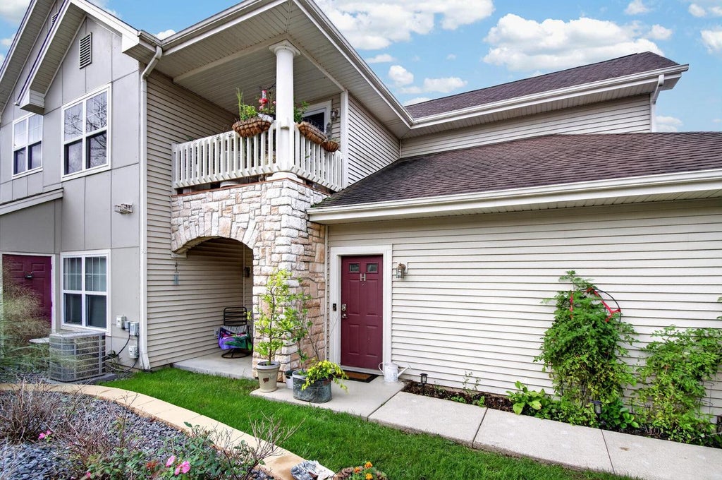 Photo of 9375 S Cobblestone WAY #H, Franklin, WI 53132 (MLS # 1982032)