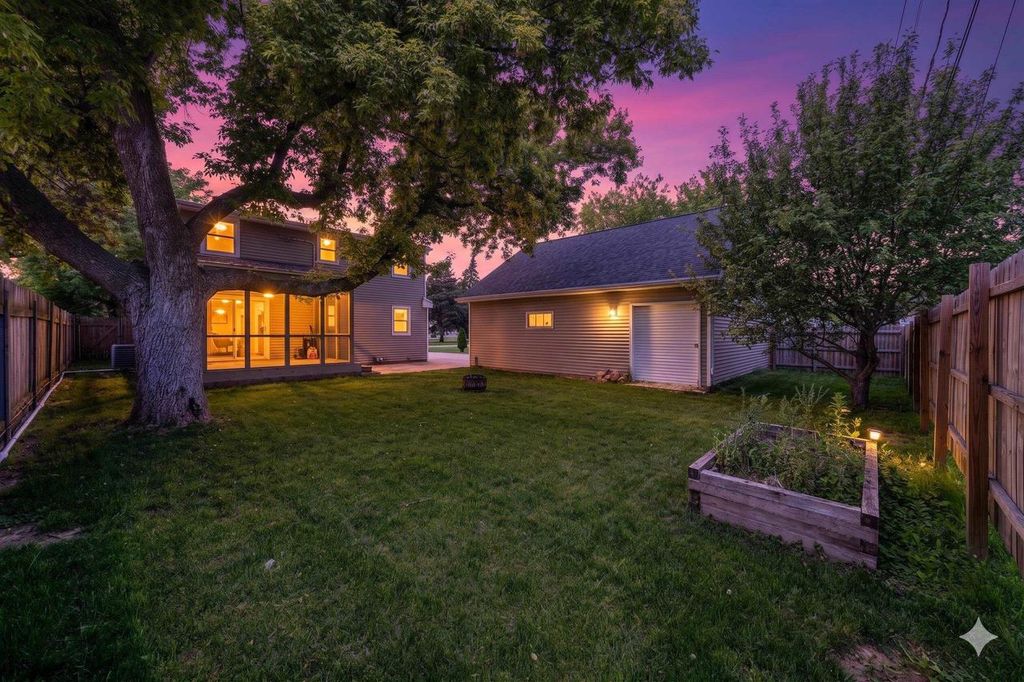 Photo of 1932 Maplecrest DRIVE, Appleton, WI 54915 (MLS # 50326571)