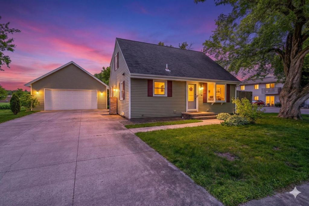 Photo of 1932 Maplecrest DRIVE, Appleton, WI 54915 (MLS # 50326571)