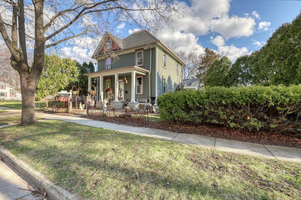 Photo of 131 Oakland AVENUE, Mukwonago, WI 53149 (MLS # 1955927)