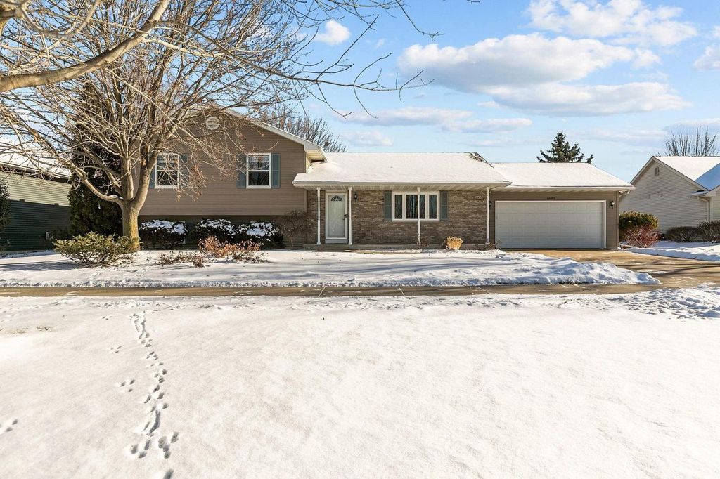 Photo of 1001 County Road V, Fond Du Lac, WI 54935 (MLS # 50319550)