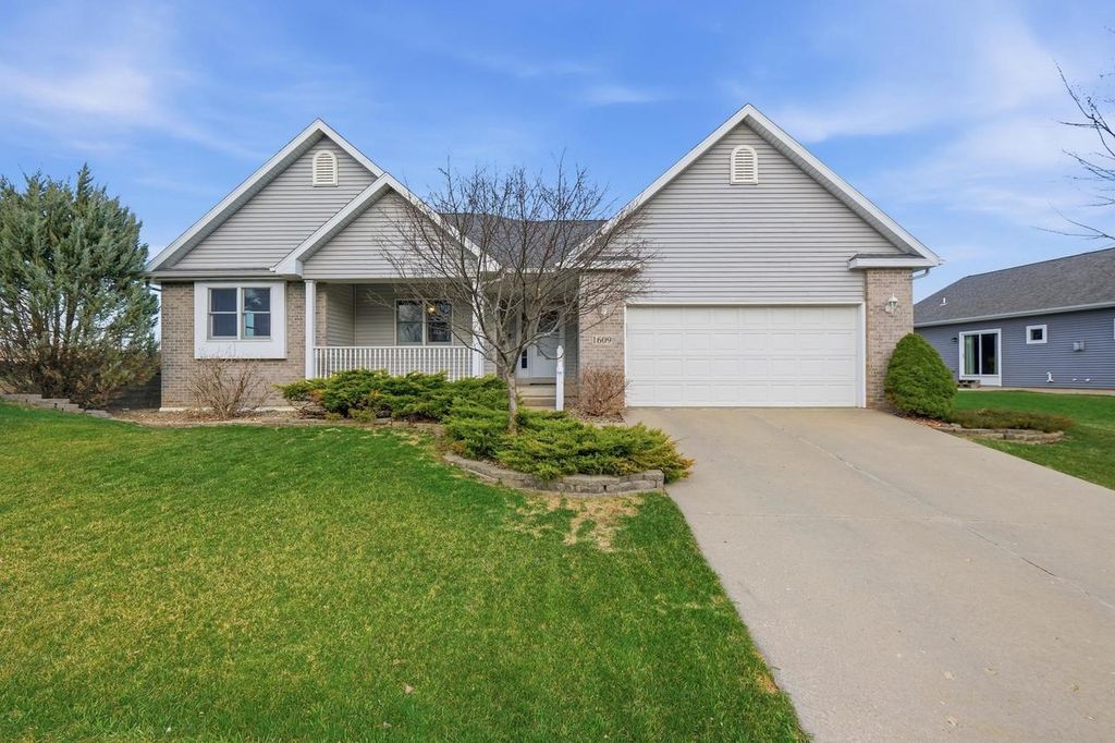 Photo of 1609 Oakridge WAY, Stoughton, WI 53589 (MLS # 2019200)
