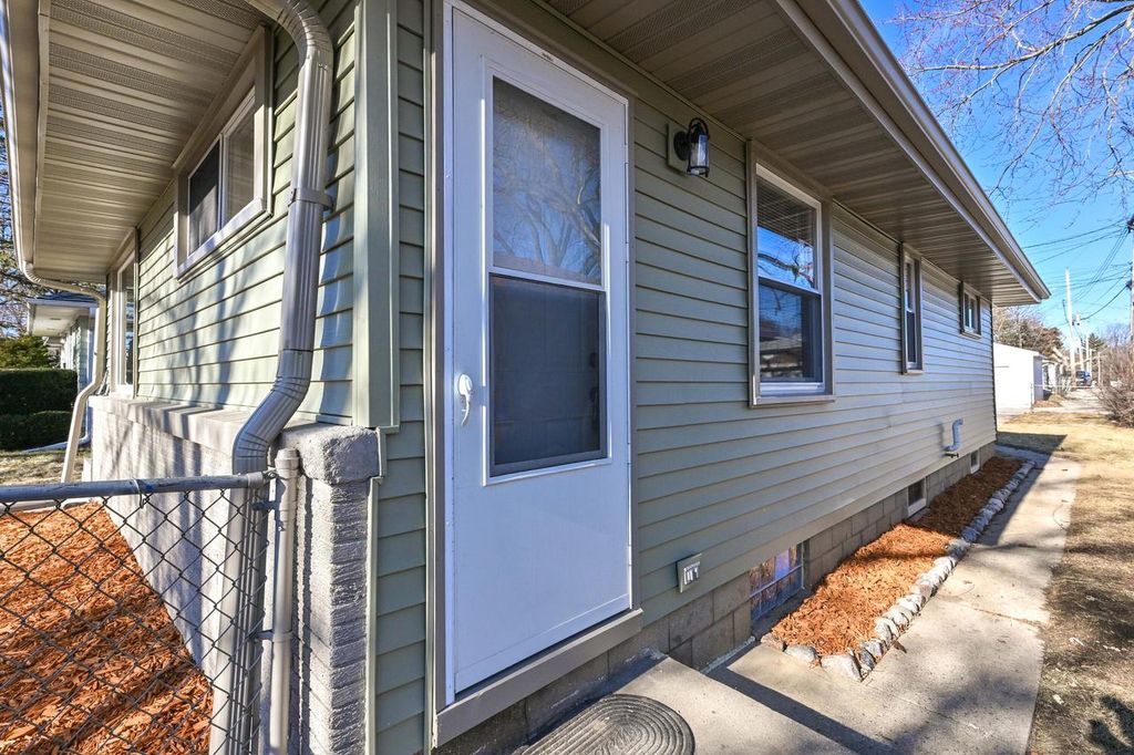 Photo of 7218 W Carmen AVENUE, Milwaukee, WI 53218 (MLS # 1947469)