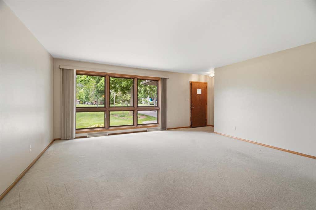 Photo of 1102 S Ridge LANE, Appleton, WI 54914 (MLS # 50328129)