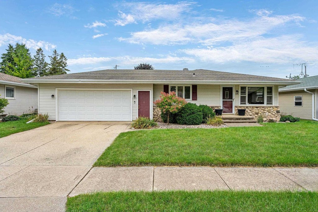Photo of 415 S Midpark DRIVE, Appleton, WI 54915 (MLS # 50332366)