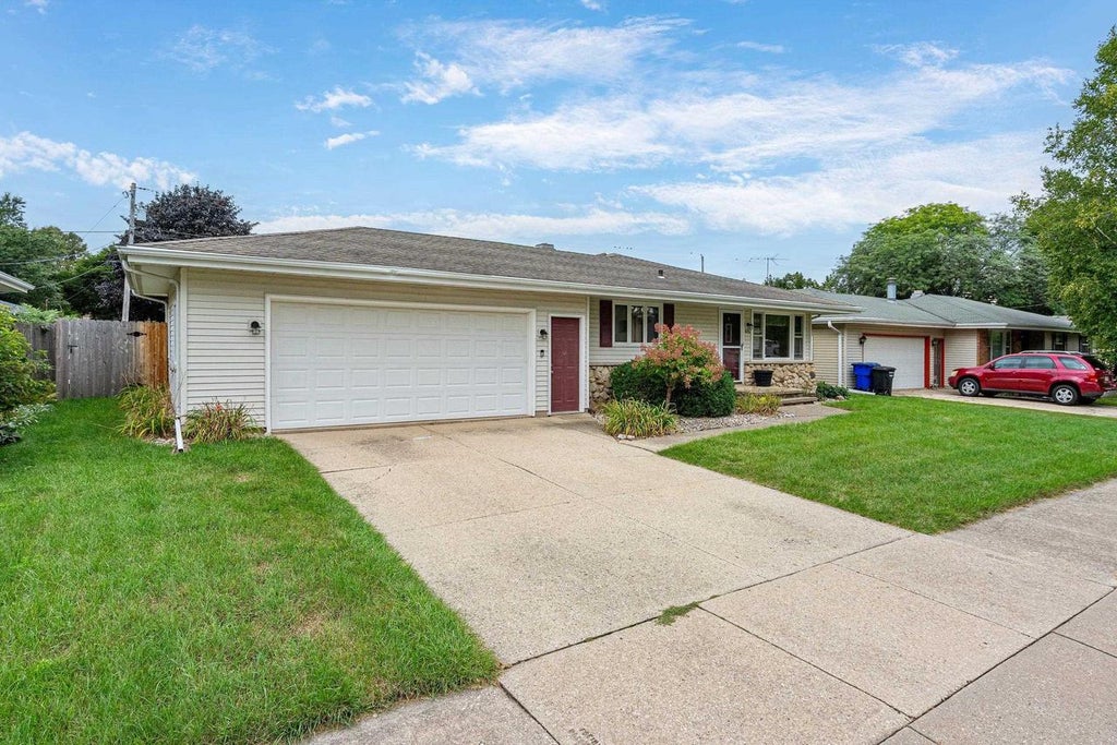 Photo of 415 S Midpark DRIVE, Appleton, WI 54915 (MLS # 50332366)