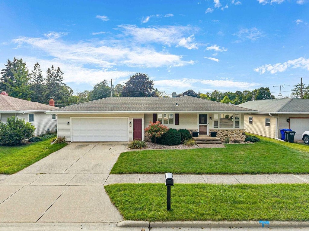 Photo of 415 S Midpark DRIVE, Appleton, WI 54915 (MLS # 50332366)