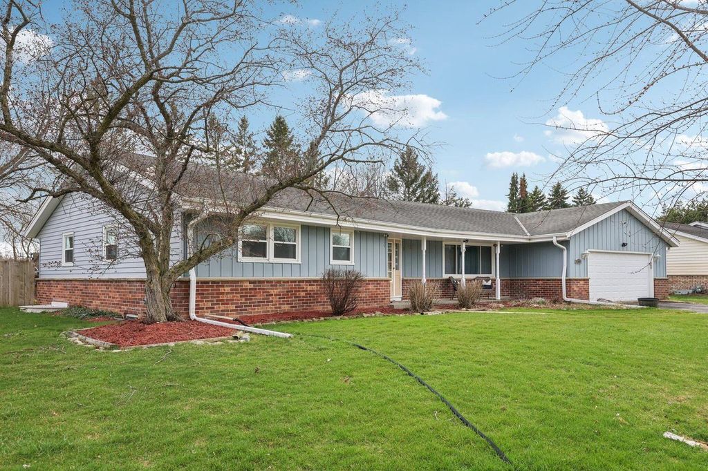 Photo of 2301 W Glen Hills COURT, Glendale, WI 53209 (MLS # 1957182)